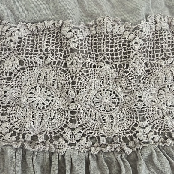 Women’s mall sleeveless top with lace and embellishment size extra small - Picture 3 of 8